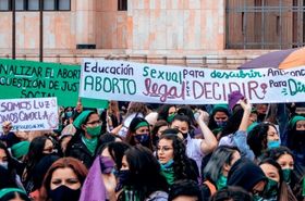 Imagen alusiva a Mujeres trabajadoras avanzando por la paz